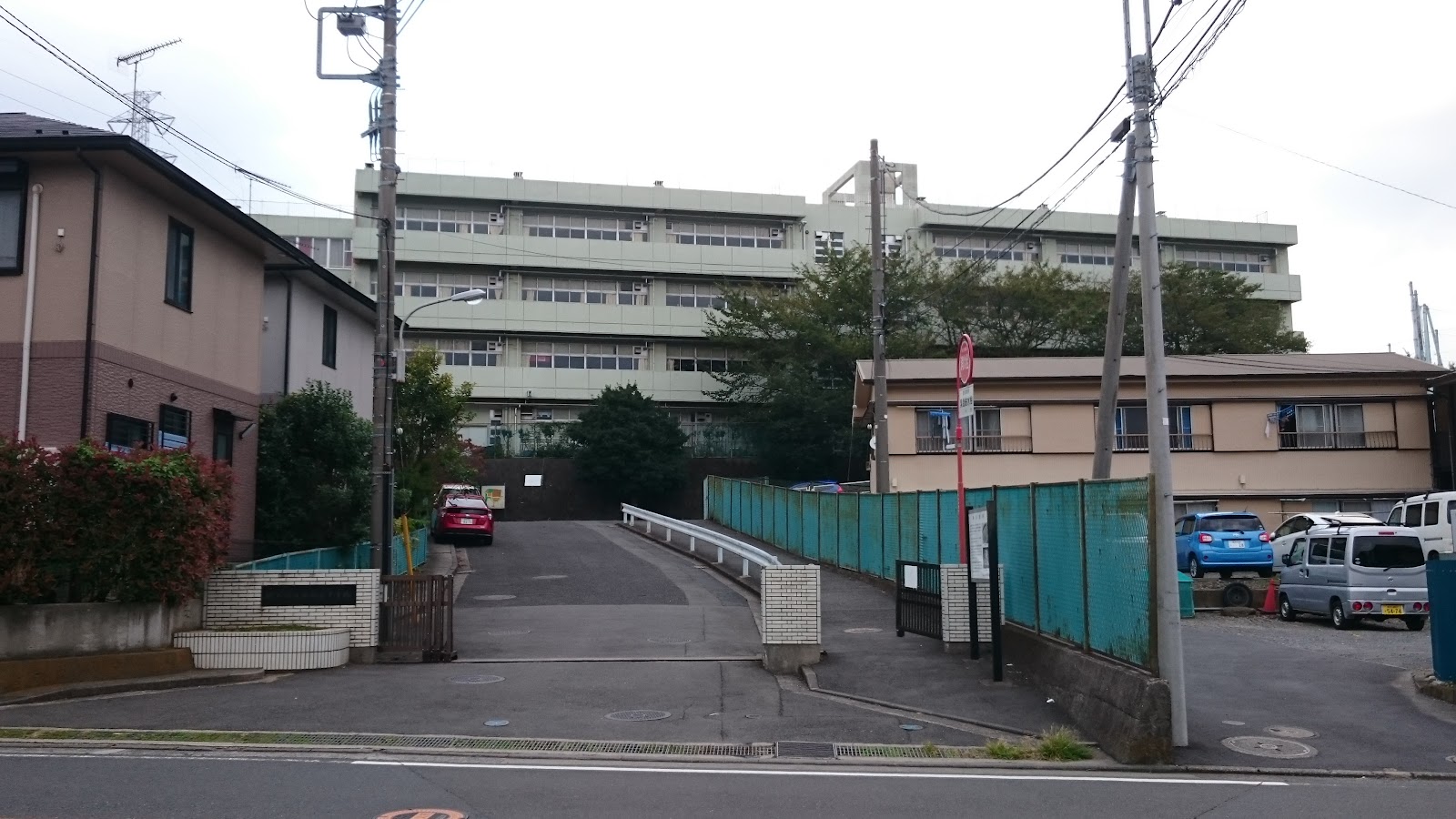 東鴨居中学校の写真